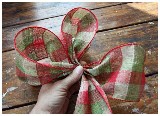 How to make a Christmas bow from Jennifer Decorates.com