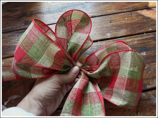 How to make a Christmas bow from Jennifer Decorates.com