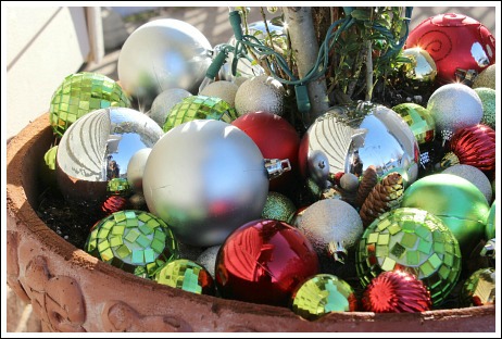 Easy Christmas decorating ideas from Jennifer Decorates.com